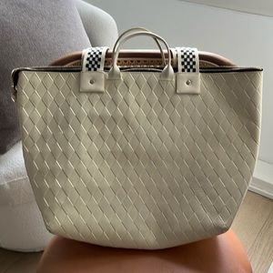 Claire v tote worn 5x, Claire totes have poor internal quality. Inside stains.